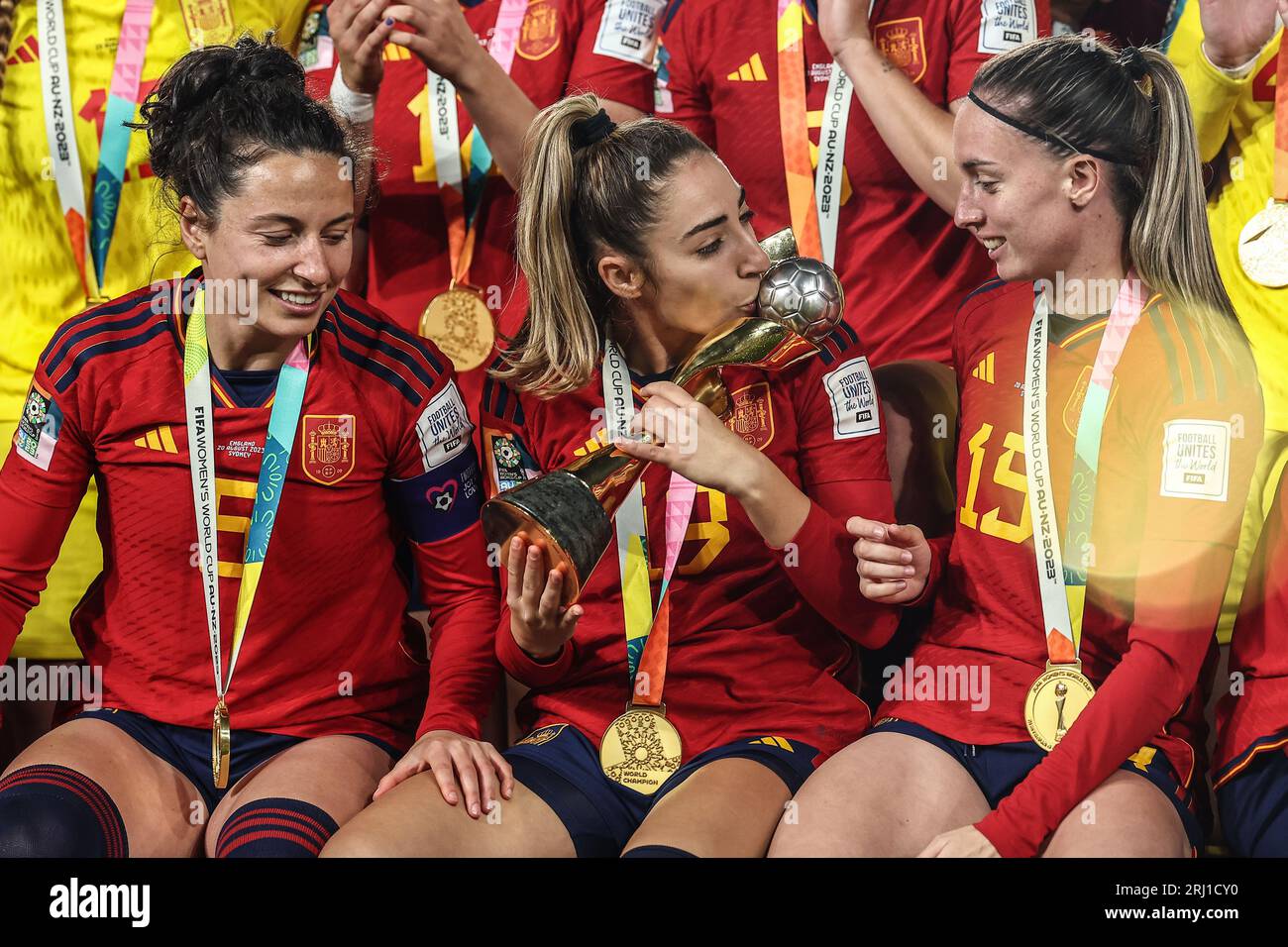 Olga Carmona #19 aus Spanien küsst die Trophäe beim Finale der FIFA Frauen-Weltmeisterschaft 2023 im Stadion Australien, Sydney, Australien, 20. August 2023 (Foto: Patrick Hoelscher/News Images) Stockfoto