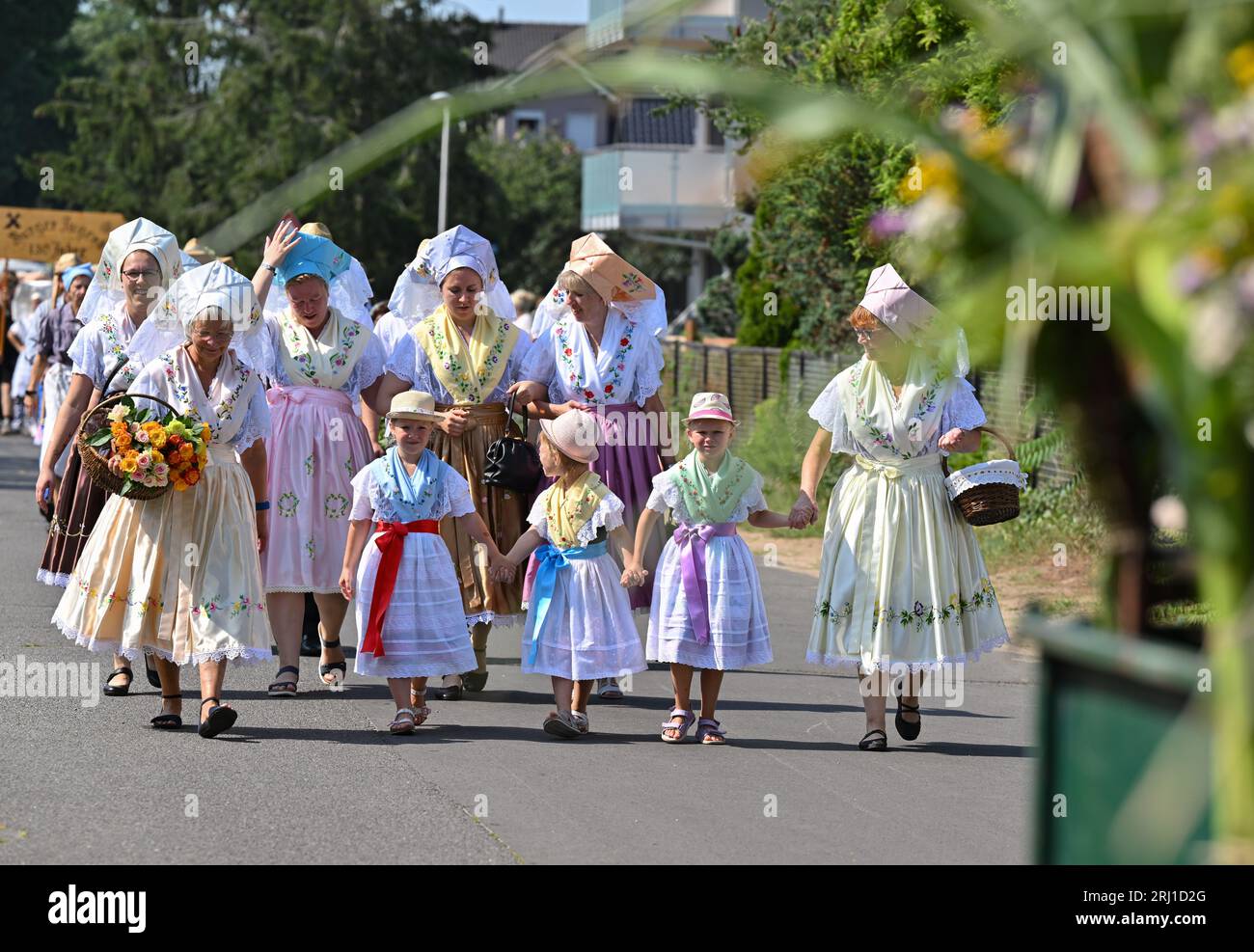 Burg, Deutschland. August 2023. Teilnehmer an der Parade in der Spreewaldstadt Burg in sorbisch-wendischem Kostüm. Am Nachmittag fand die große Parade zum 29. Heimat- und Trachtenfest im Spreewald statt. Quelle: Patrick Pleul/dpa/Alamy Live News Stockfoto