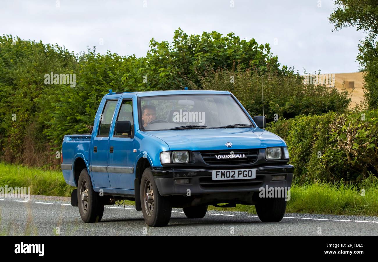 Woburn, Beds, UK - 19. August 2023: 2002 Blue Vauxhall Brava Truck fährt auf einer englischen Landstraße. Stockfoto