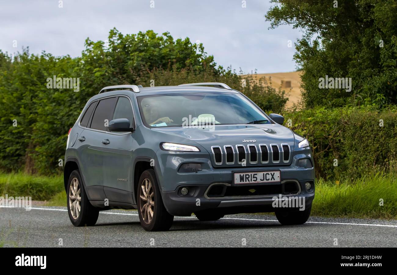 Woburn, Betten, Großbritannien - 19. August 2023: 2015 Jeep Cherokee Auto auf einer englischen Landstraße. Stockfoto