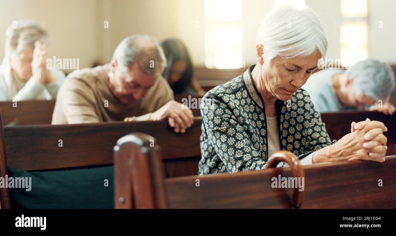 Evangelium, Gebet oder alte Frau in der Kirche für Gott, heiliger Geist oder katholische Religion in der Kathedrale oder christlichen Gemeinschaft. Glaubensanbetung, Verbeugung oder ältere Menschen Stockfoto