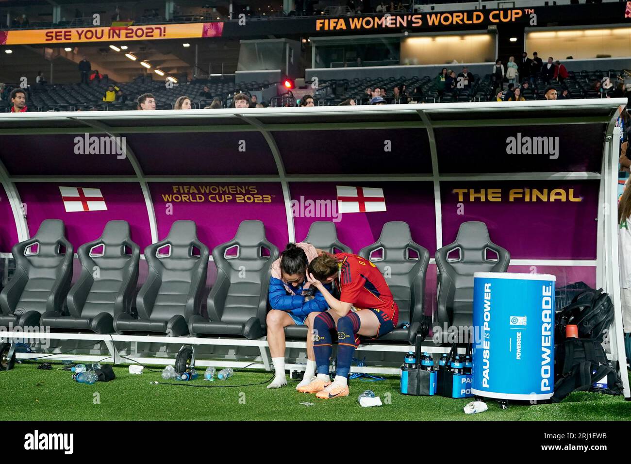 Die Spanierin Ona Batlle (rechts) konsoliert die Englands Lucy Bronze nach der Niederlage Englands im Endspiel der FIFA Frauen-Weltmeisterschaft im Stadion Australien, Sydney. Bilddatum: Sonntag, 20. August 2023. Stockfoto