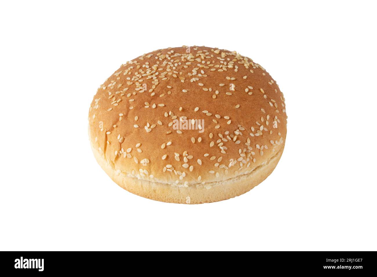 Sesambrötchen für Burger isoliert auf weiß. Rundes Brot mit halbgeschnittenen Sesamkörnern. Stockfoto