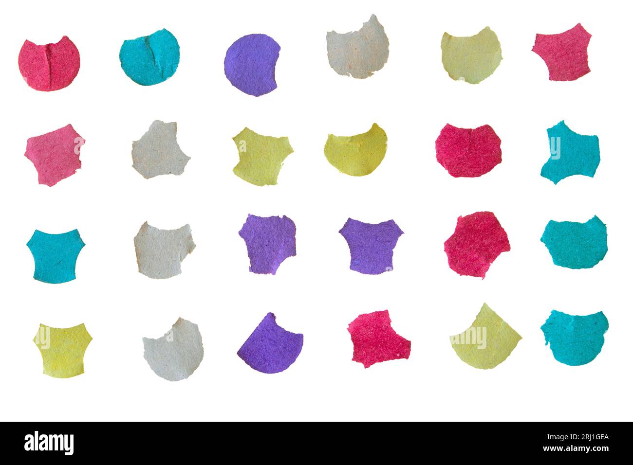 Konfetti mehrfarbig isoliert auf weiß. Kleine Stücke gefärbtes Recyclingpapier. Karneval-, Geburtstags- oder Hochzeitsdekoration. Stockfoto