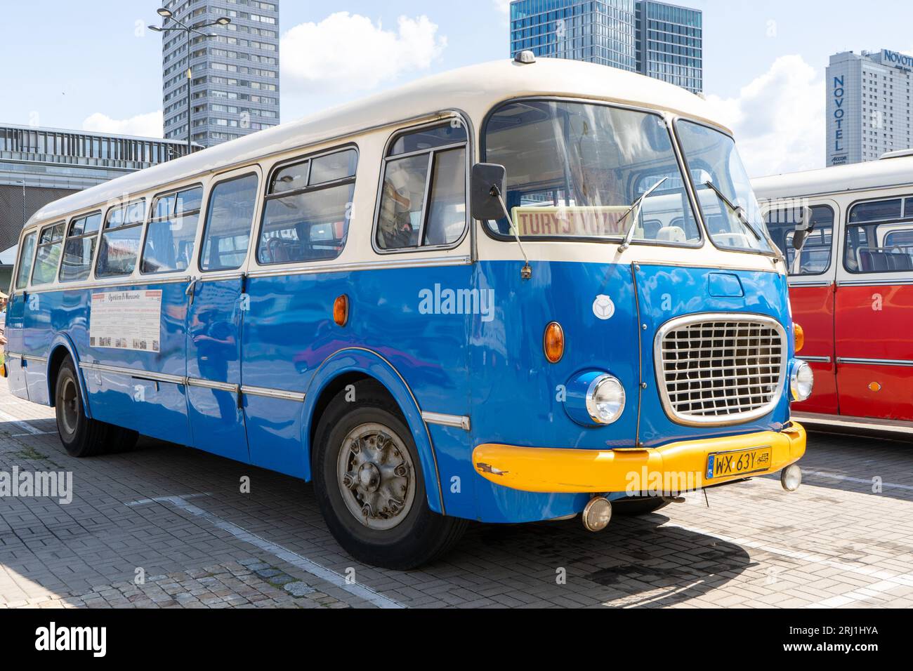 Der alte rot-blaue Skoda-Bus. Tschechoslowakisches Skoda RTO 706 Karosa-Modell. Touristenbusse im Vintage-Modell. Die Straße der Altstadt ist eine Touristenattraktion. Polen, Warschau - 27. Juli 2023. Stockfoto