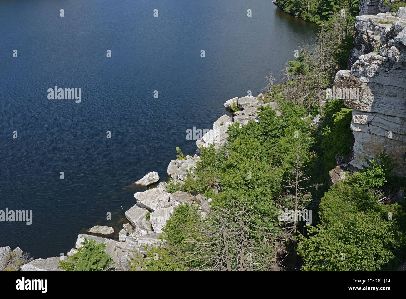 Das Minnewaska State Park Preserve liegt am Shawangunk Ridge im Ulster County, New York. Lake Minnewaska Rocky Shore Stockfoto