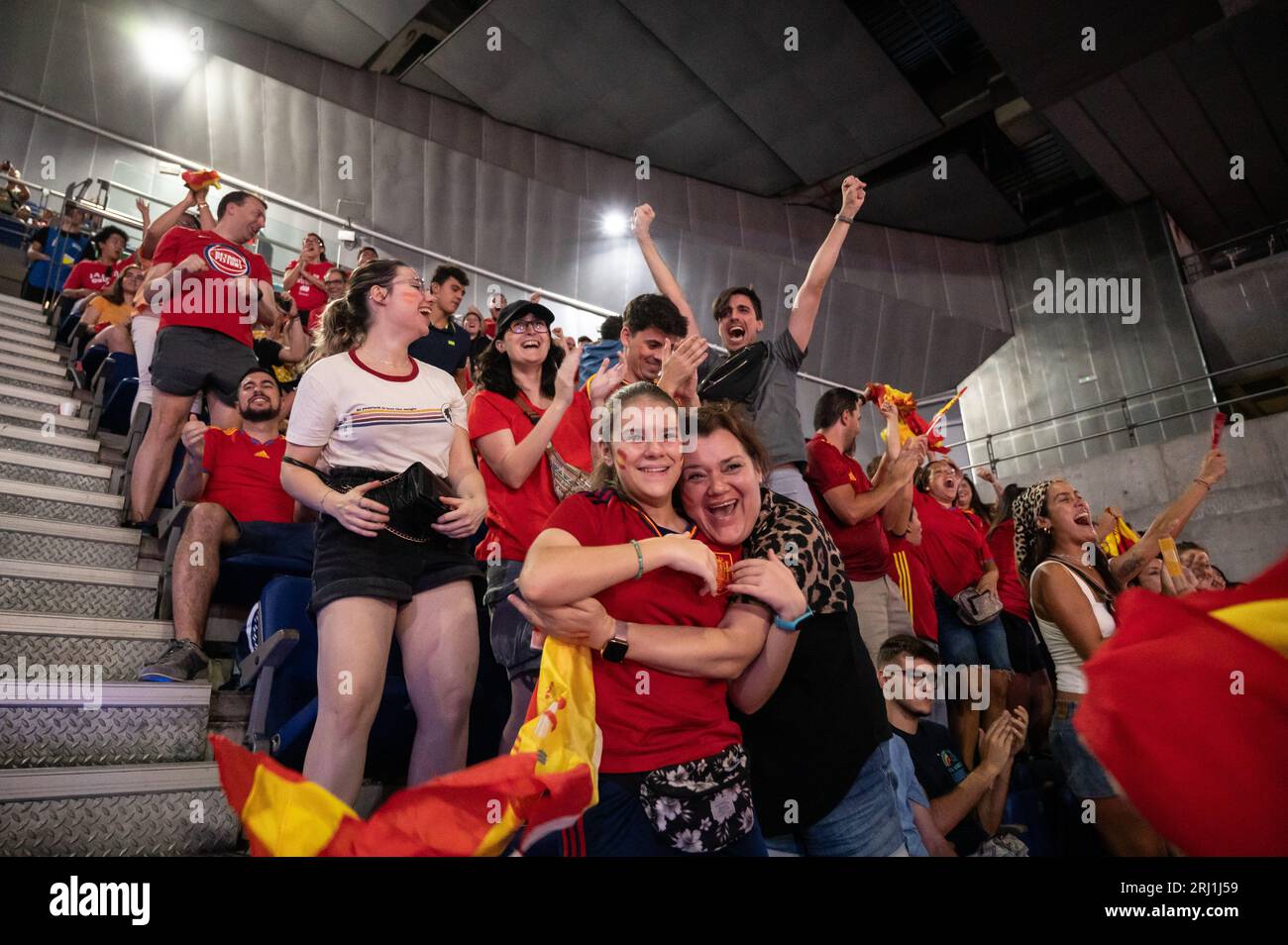 Madrid, Spanien. August 2023. Fans der spanischen Fußballmannschaft der Frauen feiern das erste Tor Spaniens, während sie auf einer Großleinwand im Wizink Center Stadium das Endspiel der FIFA Frauen-Weltmeisterschaft 2023 zwischen England und Spanien sehen. Spanien hat England im Endspiel in Sydney, Australien, mit 1:0 besiegt und den Titel des Weltmeisters gewonnen. Quelle: Marcos del Mazo/Alamy Live News Stockfoto