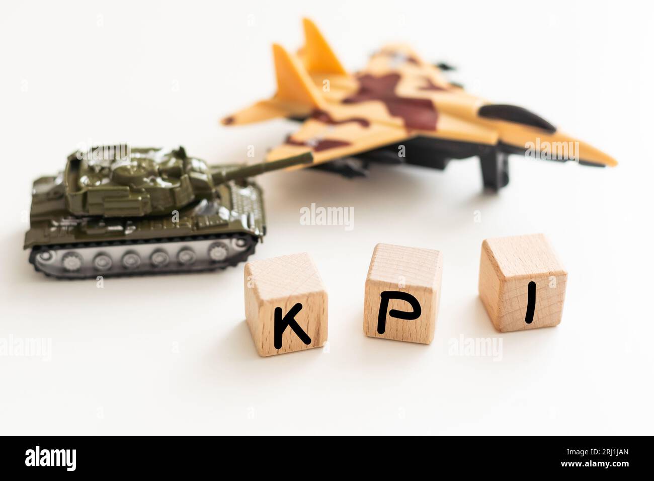 Mit kpi auf gelbem Hintergrund ausgekleidet. Militärpanzer. Kriegsaktivitäten. Konflikt zwischen Russland und der Ukraine. Protest gegen flachen Kopierraum Stockfoto
