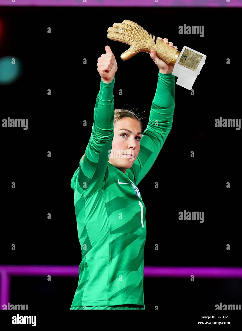 Die englische Torhüterin Mary Earps zeigt den Fans, nachdem sie am Ende des Endspiels der FIFA Frauen-Weltmeisterschaft im Stadion Australien, Sydney, ihren Golden Glove Award erhalten hat. Bilddatum: Sonntag, 20. August 2023. Stockfoto