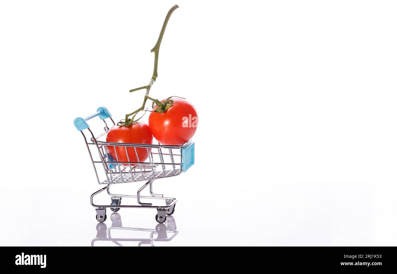 Ein Haufen Kirschtomaten in einem Lebensmittelwagen, isoliert auf weißem Hintergrund. Volle Schärfentiefe. Stockfoto