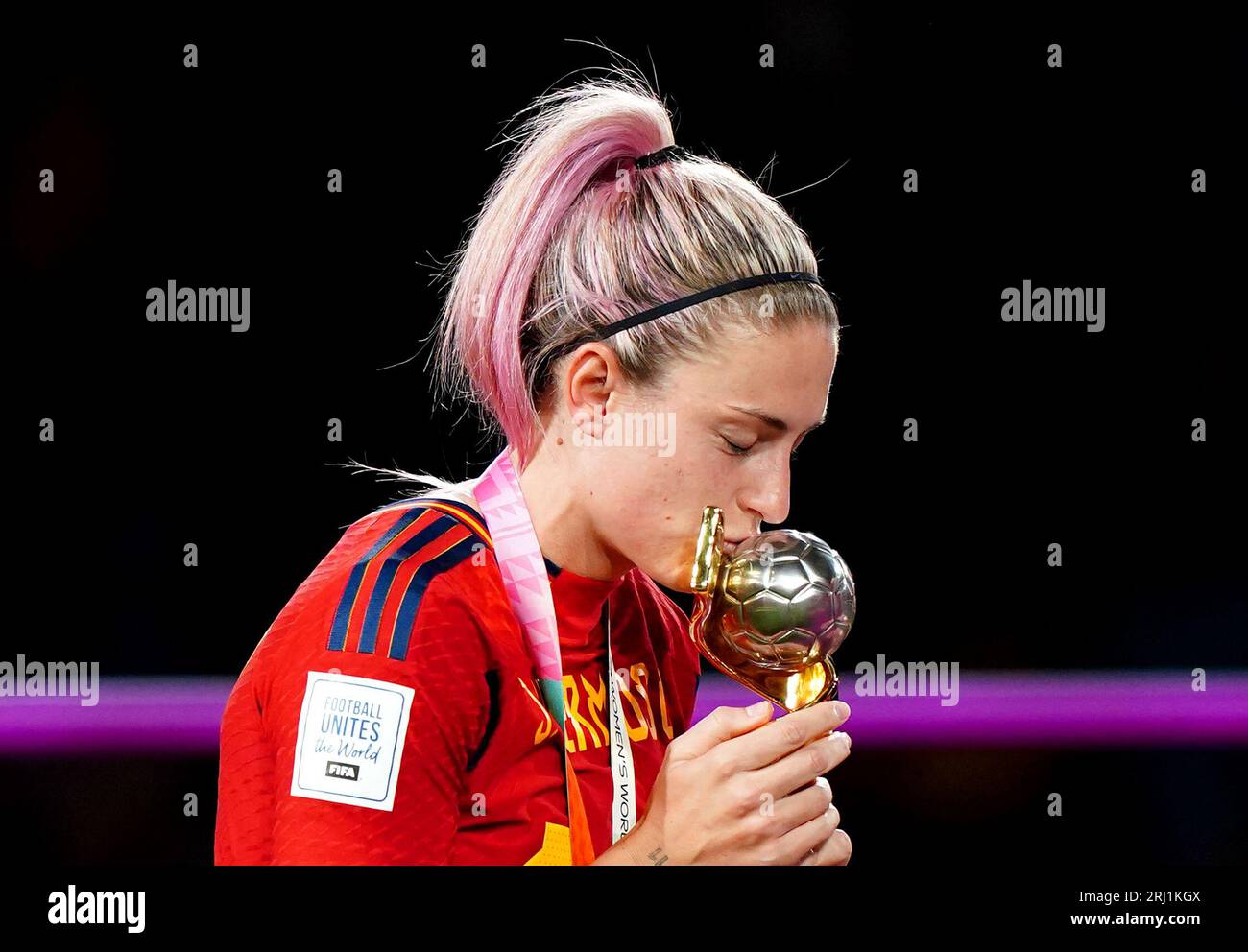 Die Spanierin Alexia Putellas küsst die Trophäe, nachdem sie ihre Medaille nach dem Sieg im Finale der FIFA Frauen-Weltmeisterschaft im Stadion Australien, Sydney, erhalten hat. Bilddatum: Sonntag, 20. August 2023. Stockfoto