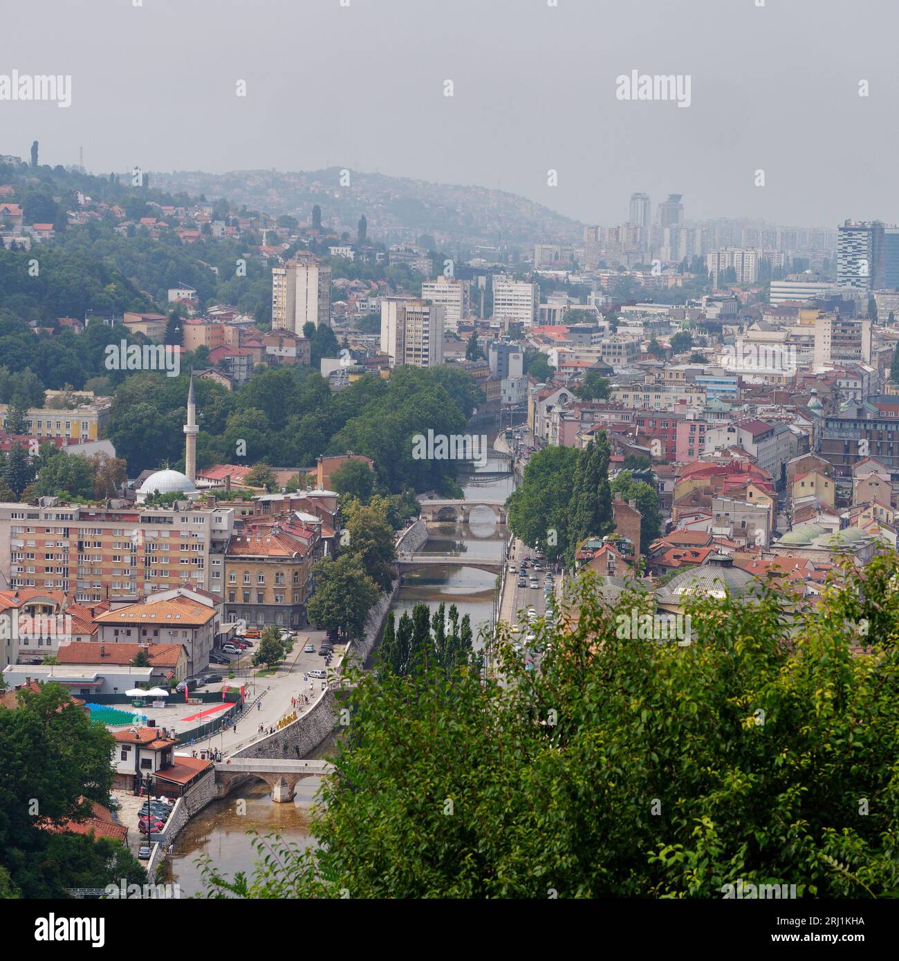 Erhöhter Blick auf die Stadt Sarajevo und die Brücken über den Fluss Miljacka, Bosnien und Herzegowina, 19. August 2023. Stockfoto