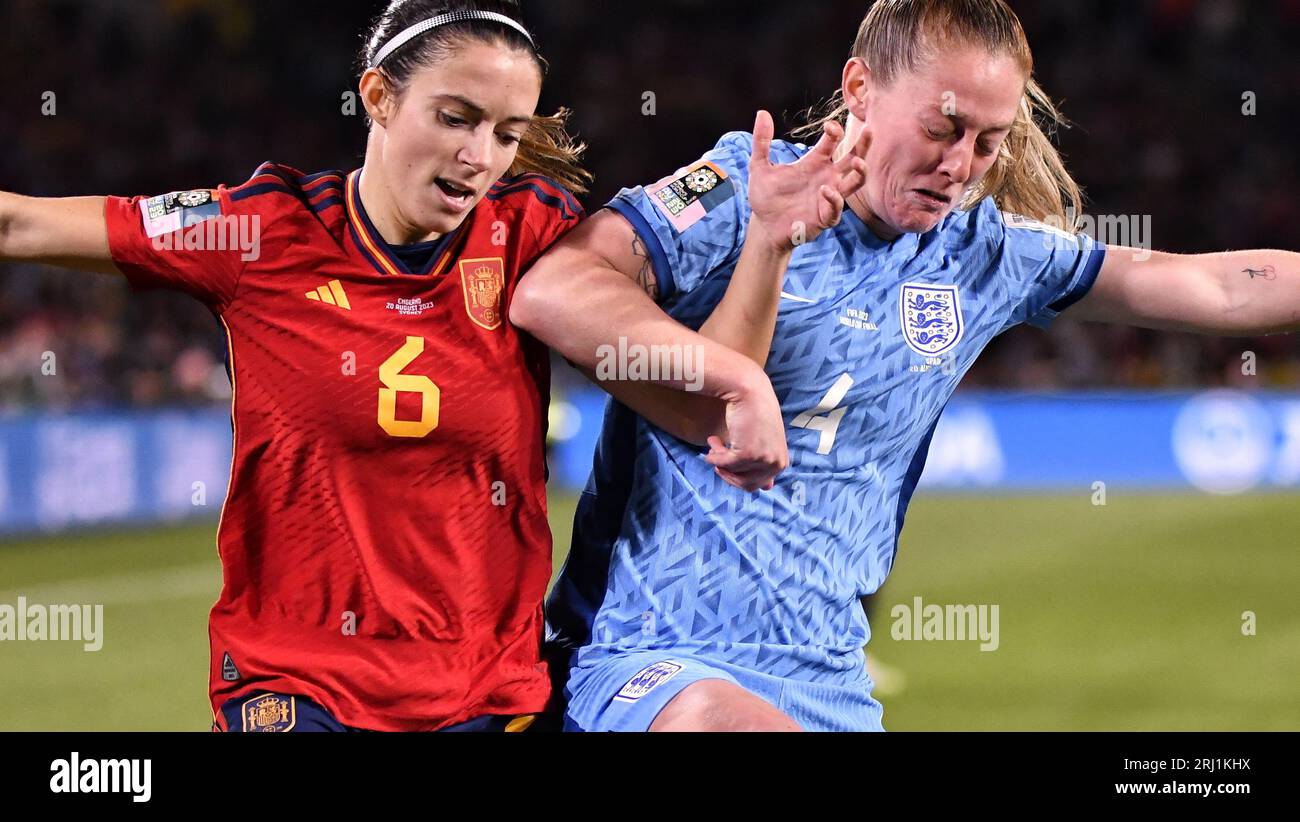 Sydney, Australien. August 2023. Aitana Bonmati aus Spanien stellt sich dem englischen Fußballspieler Keira Walsh während des Finales der FIFA-Frauen-Weltmeisterschaft 2023 im Stadion Australien in Sydney, Australien, gegenüber Stockfoto