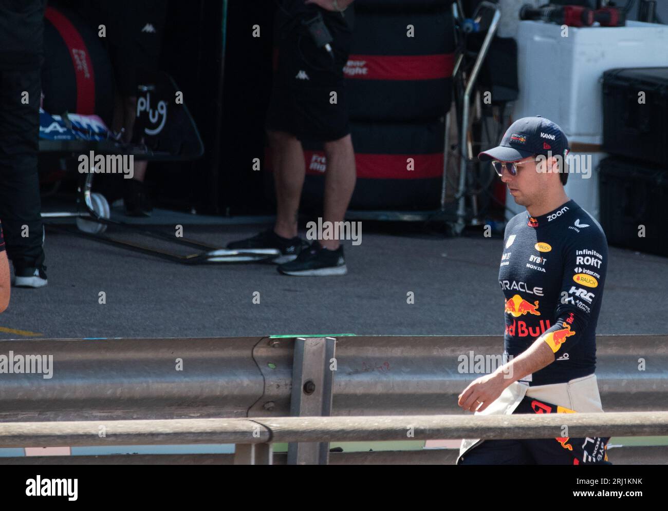 Sergio Perez, der in Monaco in der Pitlane gelaufen ist, nachdem er beseitigt wurde Stockfoto