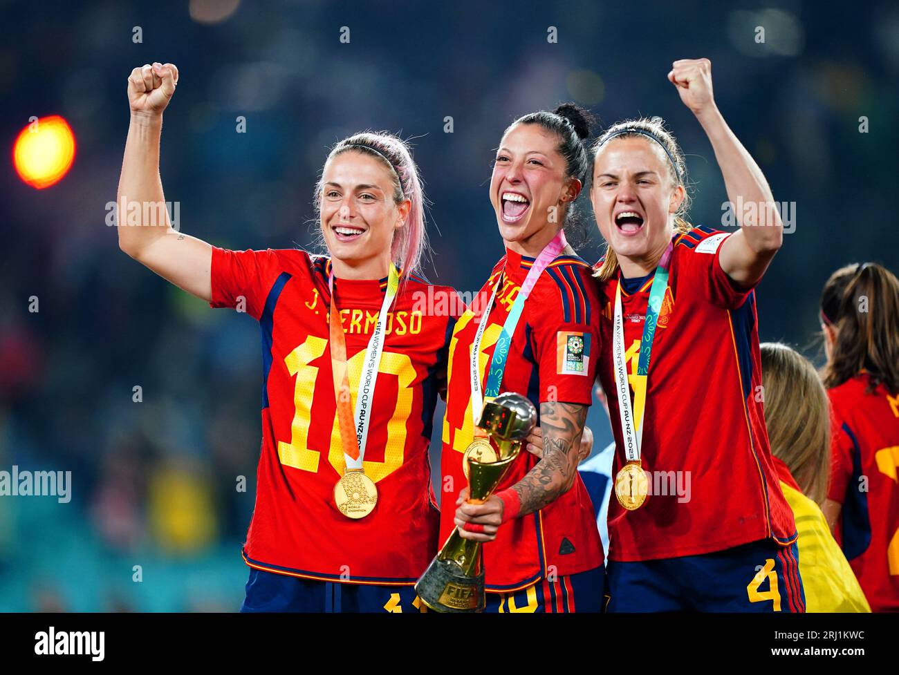 Die Spanier Alexia Putellas (links), Jennifer Hermoso und Irene Paredes feiern mit der Trophäe, nachdem sie das Endspiel der FIFA Frauen-Weltmeisterschaft im Stadion Australien, Sydney, gewonnen haben. Bilddatum: Sonntag, 20. August 2023. Stockfoto