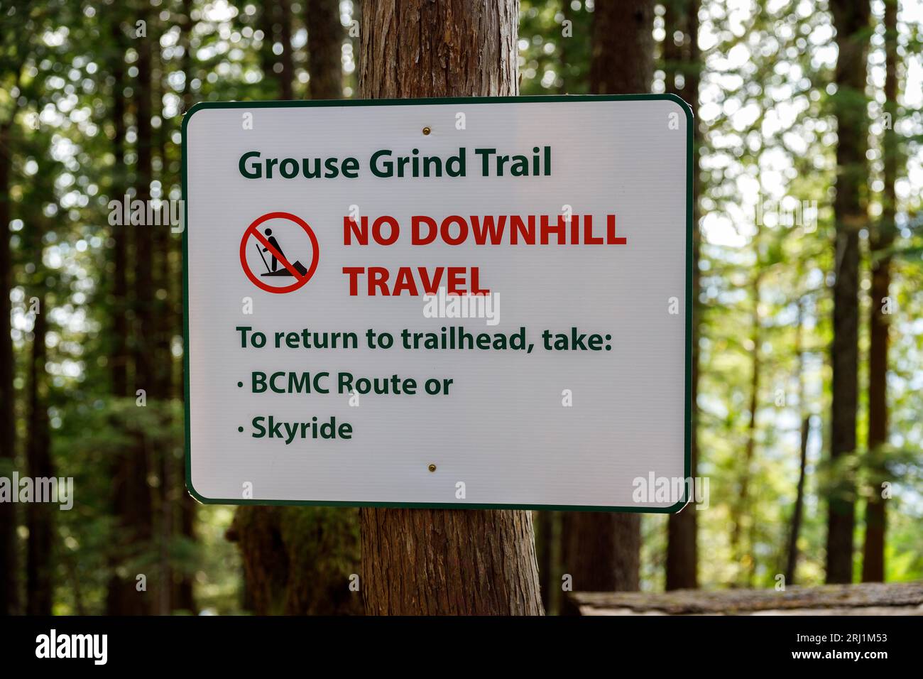 Ein Warnschild auf dem Grouse Grind Trail weist darauf hin, dass Bergabfahrten verboten sind Stockfoto