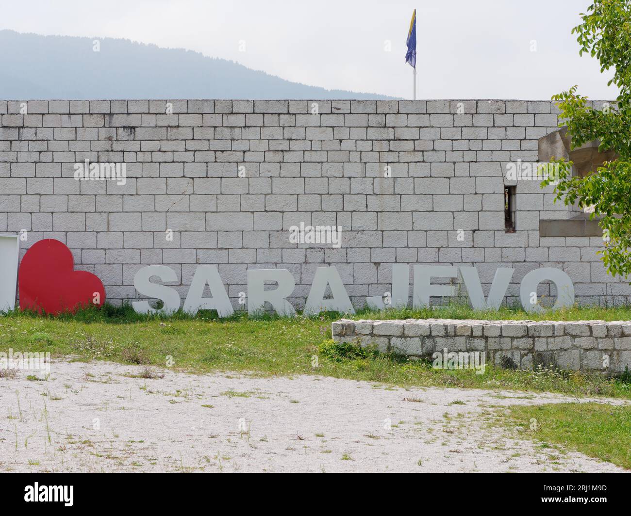 Herzsymbol und Sarajevo-Schild an einer Backsteinmauer der Weißen Festung in Sarajevo, Bosnien und Herzegowina, 19. August 2023. Stockfoto