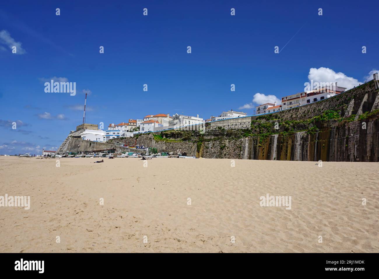 Praia com céu azul Stockfoto