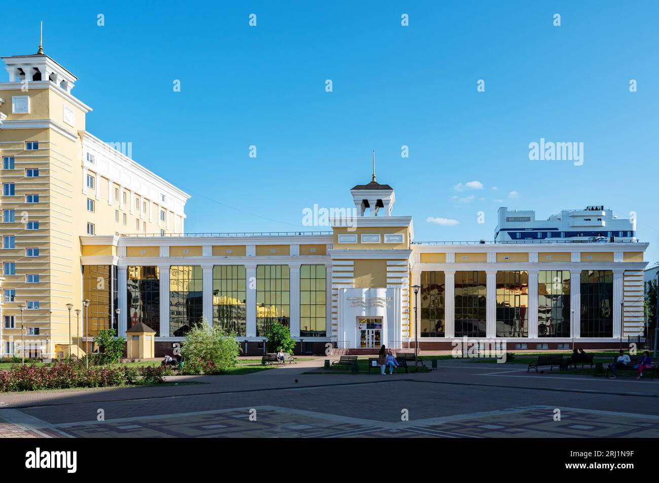 Saransk, Russland - 4. Juni 2023 - Alexander Puschkin National Library of the Republic of Mordovia on Millennium Square in Saransk Stockfoto