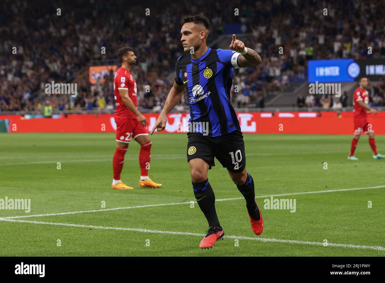 Mailand, Italien. August 2023. Italien, Mailand, 19. august 2023: Lautaro Martinez (FC Inter Stürmer) erzielt und feiert das Tor 1-0 bei 8' während des Fußballspiels FC Inter vs AC Monza, Tag 1, Serie A 2023-2024 im San Siro Stadion (Credit Image: © Fabrizio Andrea Bertani/Pacific Press via ZUMA Press Wire) NUR REDAKTIONELLER GEBRAUCH! Nicht für kommerzielle ZWECKE! Quelle: ZUMA Press, Inc./Alamy Live News Stockfoto