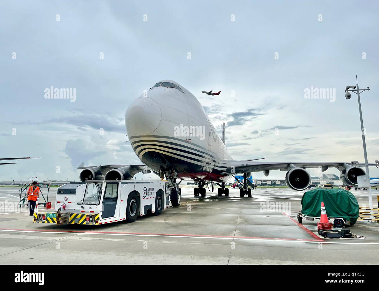 (230820) -- SHENZHEN, 20. August 2023 (Xinhua) -- Ein Mitarbeiter bereitet ein Flugzeug für die Frachtroute Shenzhen-Port Moresby von SF Airlines am Shenzhen Baoan International Airport in Shenzhen, Provinz Guangdong im Süden Chinas, 20. August 2023 vor. „SF Airlines startet Frachtroute China-Papua-Neuguinea“ (SF Airlines/Handout über Xinhua) Stockfoto