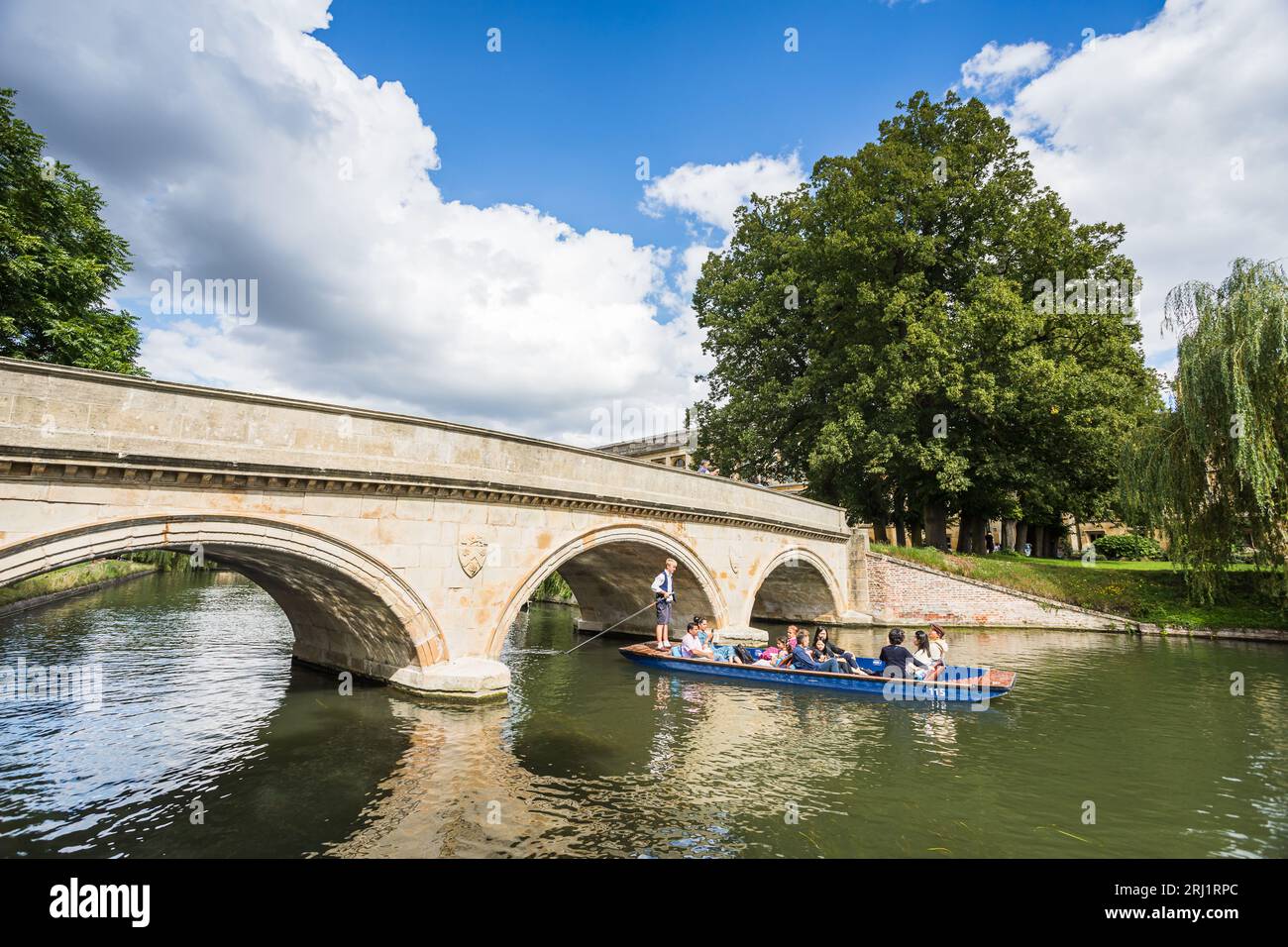 Ein voller Touristenrummel führt unter der Trinity Bridge auf der Cam in Cambridge vorbei, die im August 2023 zu sehen war. Stockfoto