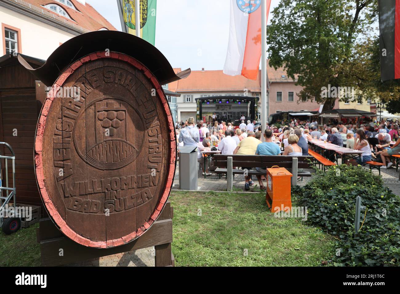 20. August 2023, Thüringen, Bad Sulza: Ein Weinfass steht auf dem Marktplatz beim 29. Thüringer Weinfest. Foto: Bodo Schackow/dpa Stockfoto