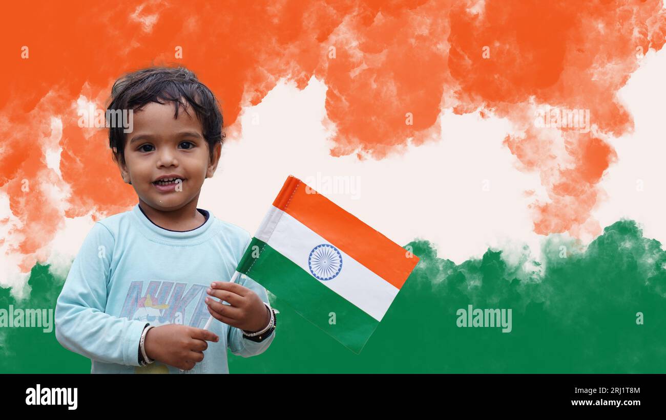 Glückliche indische Kinder mit indischer Nationalflagge. Indische Kinder feiern den Unabhängigkeitstag oder den Tag der Republik Indien. Stockfoto