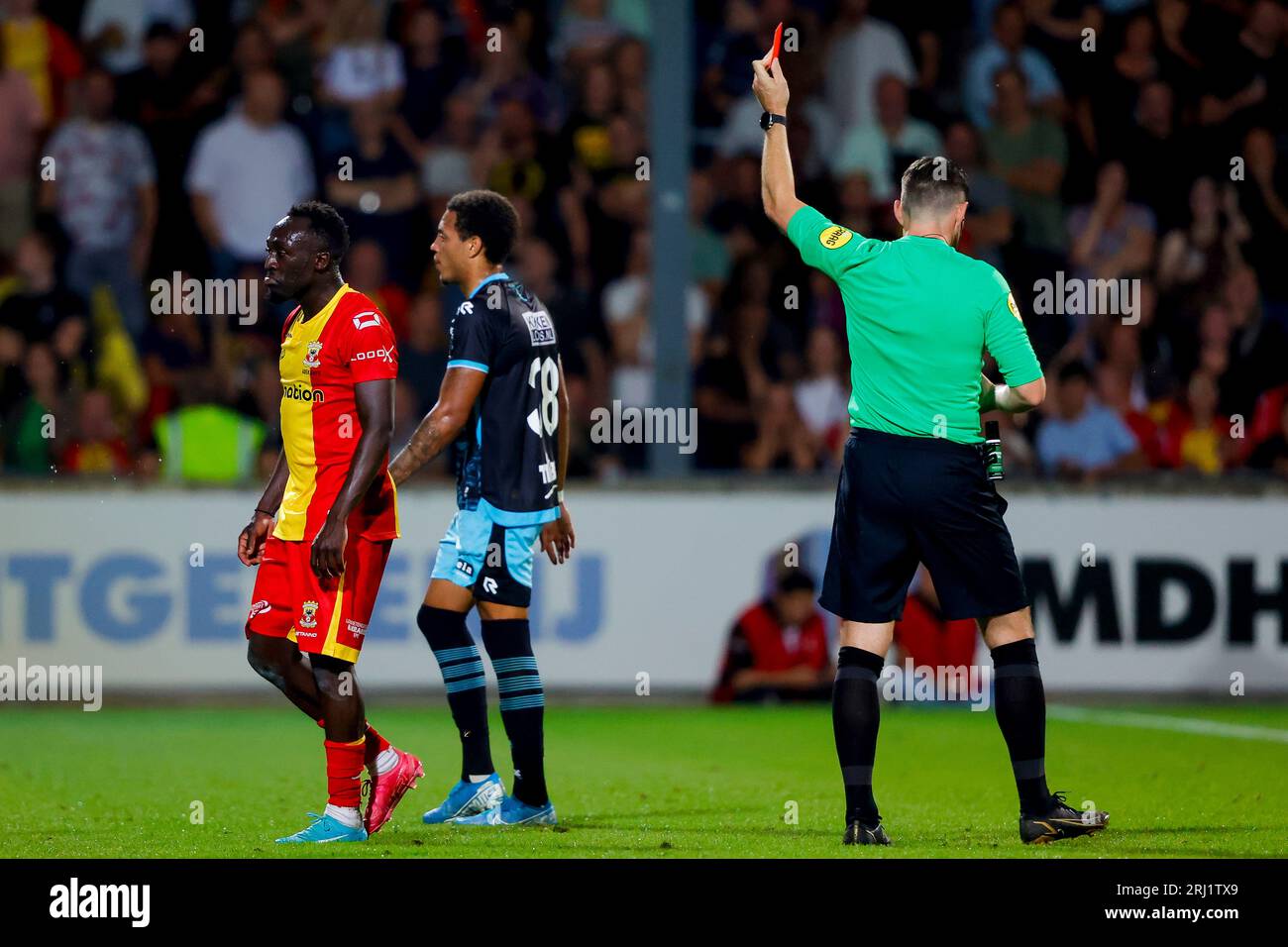 DEVENTER, NIEDERLANDE - 19. AUGUST: Bobby Adekanye (Go Ahead Eagles) erhält eine rote Karte vom Schiedsrichter Edwin van de Graaf während des Eredivisie-Matches von Go Stockfoto