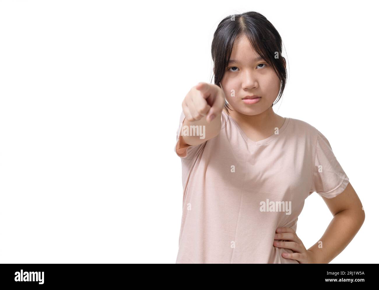 Asiatisches wütendes wütendes Mädchen, das T-Shirt trägt, auf dich zeigt, schimpft, warnt, eine Rüge macht, Sie mit schlechten Ergebnissen beschuldigen, mit y unzufrieden zu sein Stockfoto