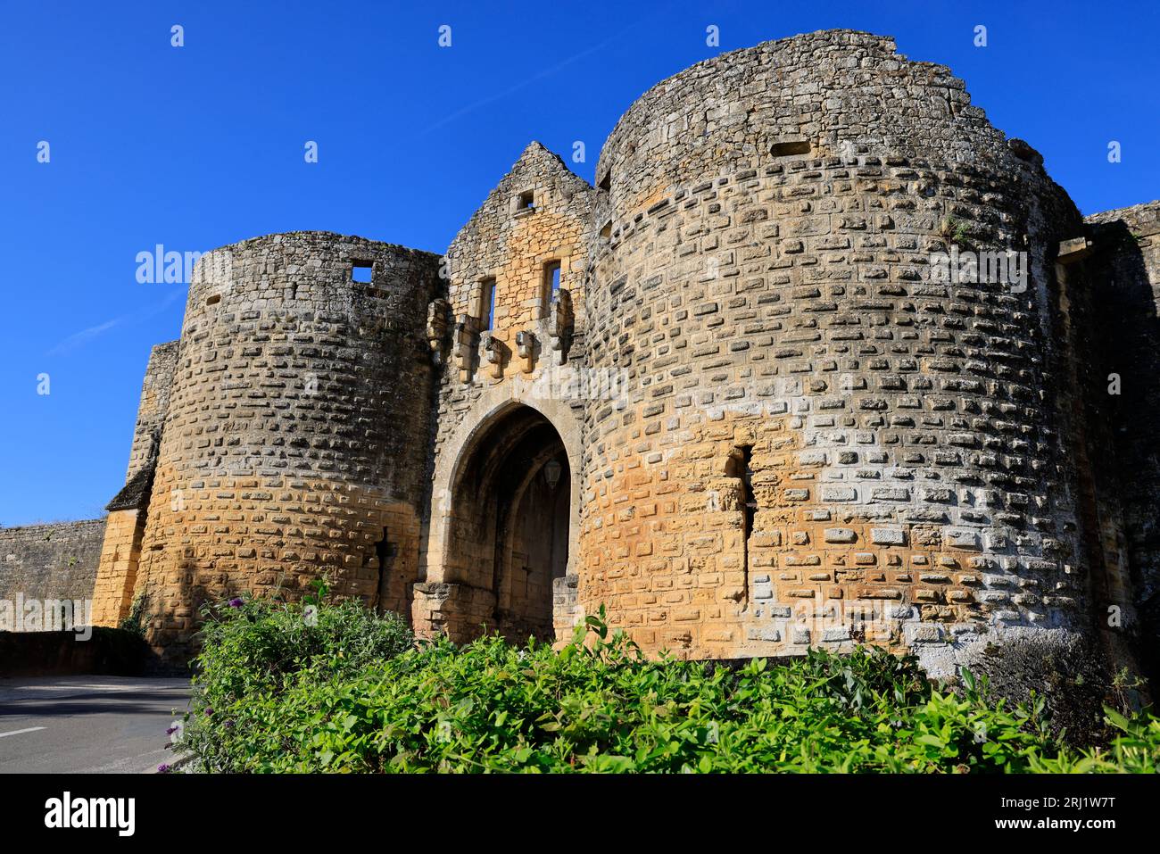 La Porte des Tours de la bastide de Domme en Périgord Noir. VUE de l’extérieur des remparts. Le Village fortifié de Domme EST classé parmi les plus be Stockfoto