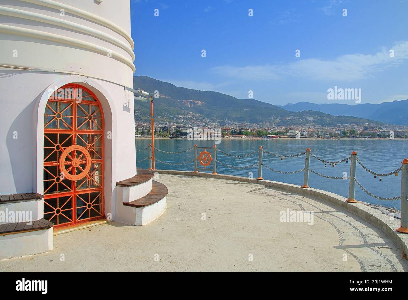 Foto aufgenommen in der Türkei. Das Bild zeigt die Elemente der Außenseite des alten Leuchtturms auf dem Hintergrund der Küste von Alanya. Stockfoto