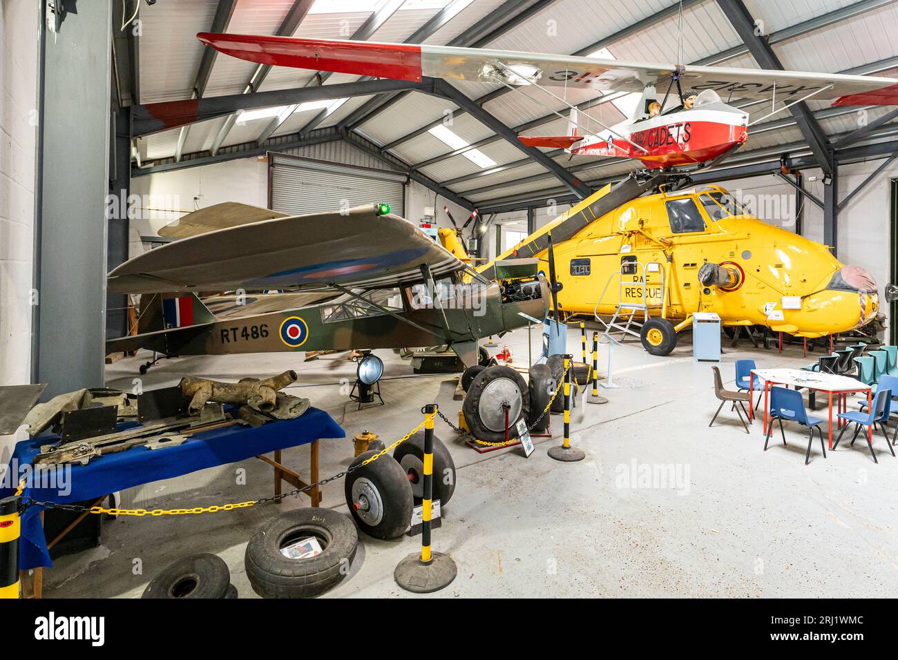 Inneneinrichtung, Hänger im RAF Manston Museum mit einem Slingsby-Trainer-Segelflugzeug von der Decke, einem Auster-Spotter-Flugzeug und einem Westland Wessex-Hubschrauber. Stockfoto