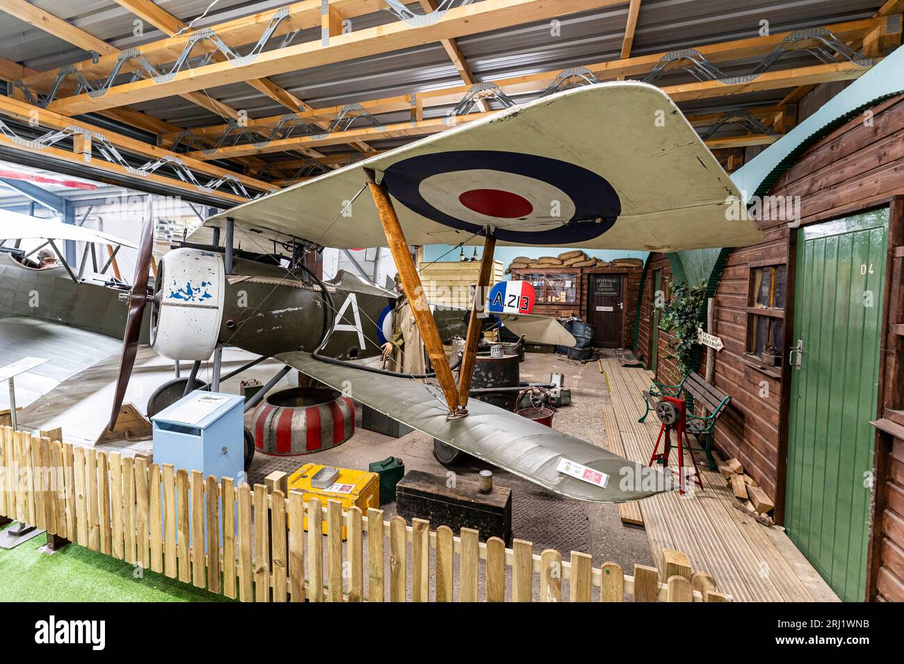 Nachbildung des Weltkriegs ein Nieuport 17 World war ein Zweidecker, verwendet im Film „Flyboys“, in der Aufhängung im RAF Manston History Museum. Stockfoto