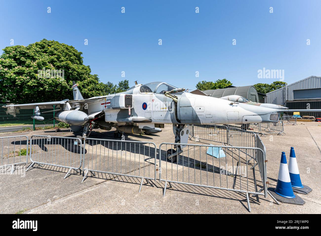 RAF-Kampfflugzeug SEPECAT Jaquar GR.3, ausgestellt vor dem RAF Manston History Museum in Kent im Sommer mit blauem Himmel über dem Himmel. Stockfoto