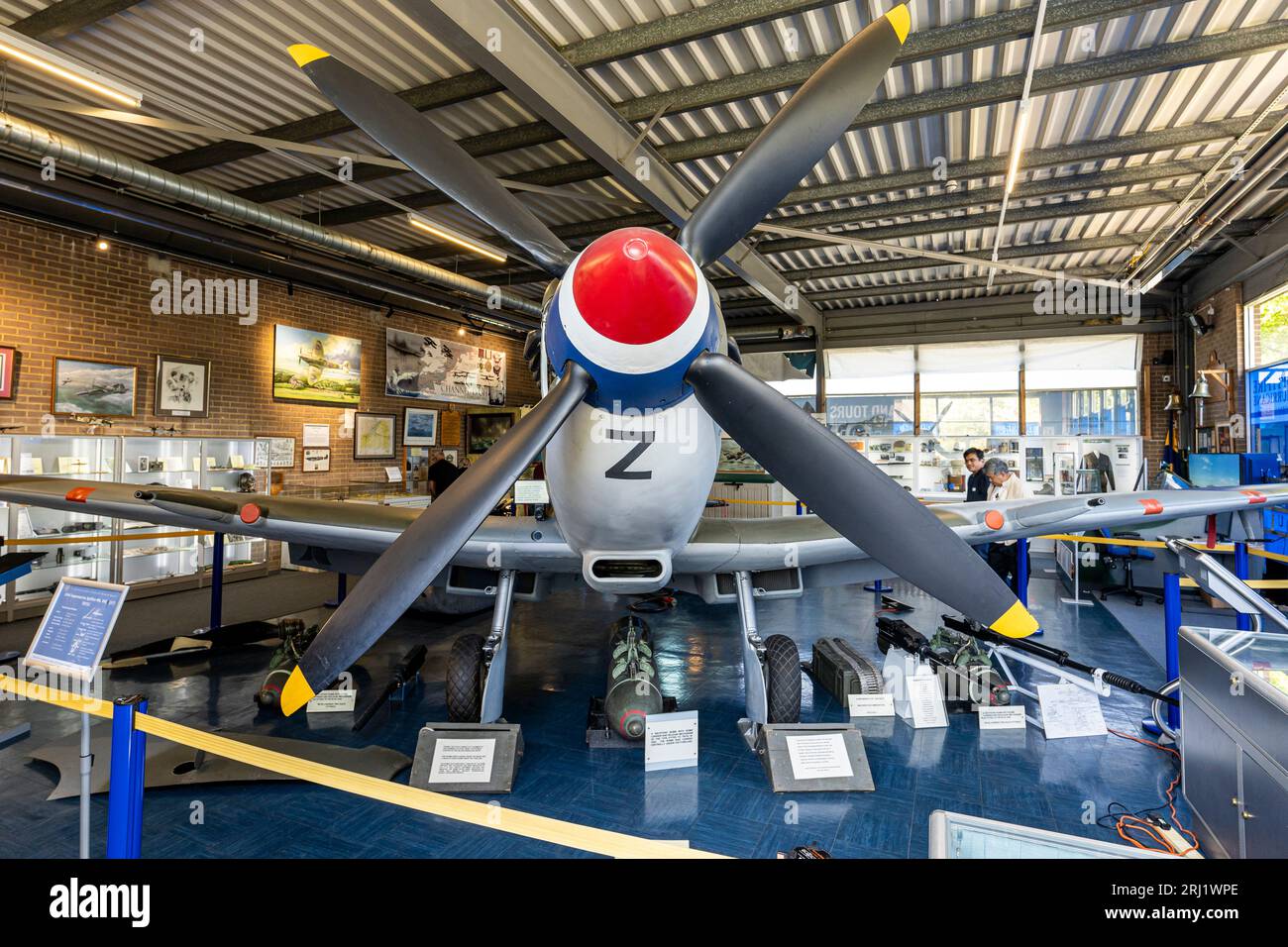 RAF Spitfire XVI im Spitfire Memorial Museum auf dem ehemaligen RAF-Flugplatz Manston in Kent. Vorderansicht des Flugzeugs, umgeben von Exponaten Stockfoto