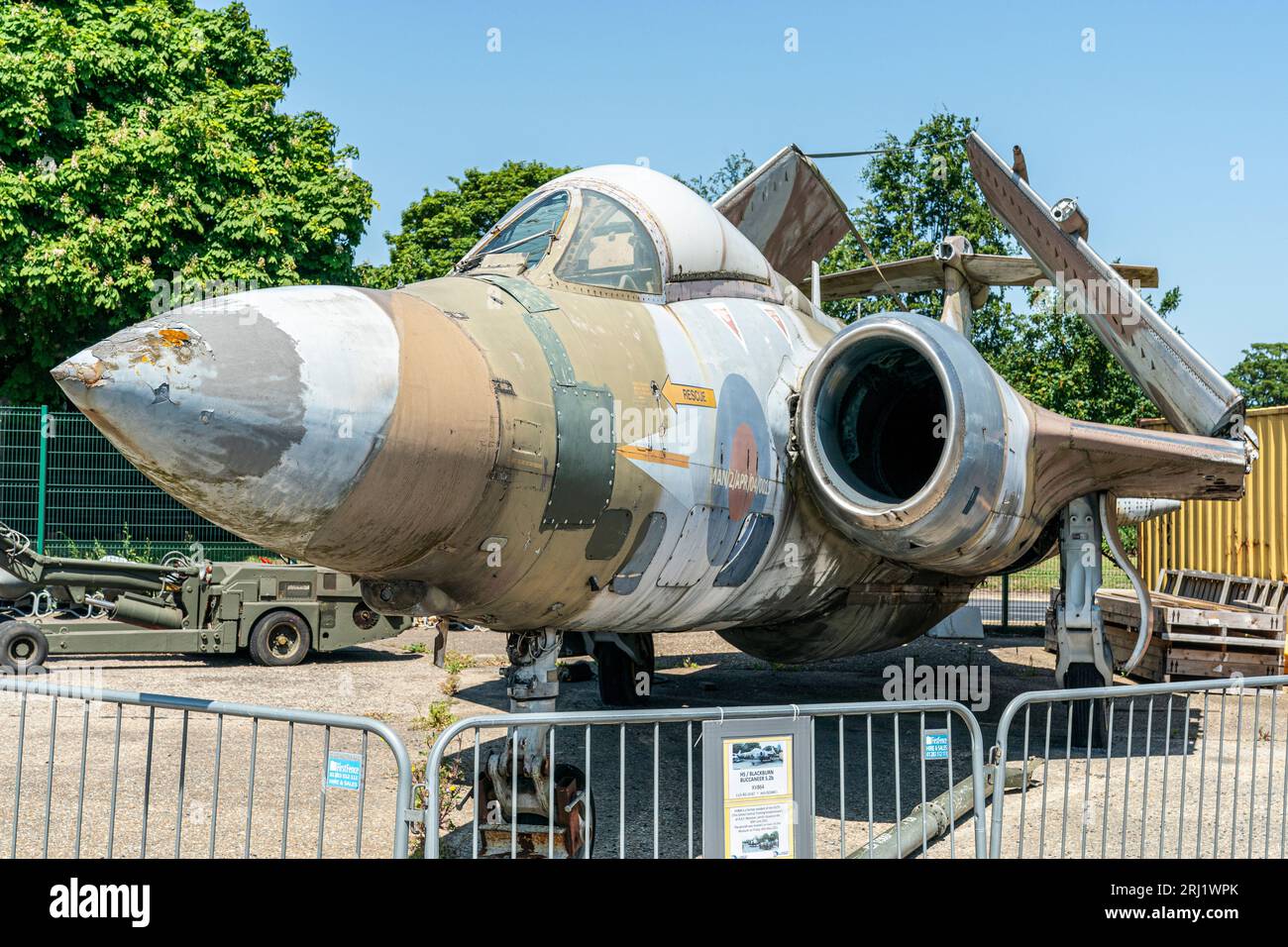 Der RAF-Kampfflugzeug Blackburn Buccaneer mit seinen gefalteten Flügeln ist im RAF Manston History Museum in Kent ausgestellt. Sommer, blauer Himmel. Stockfoto