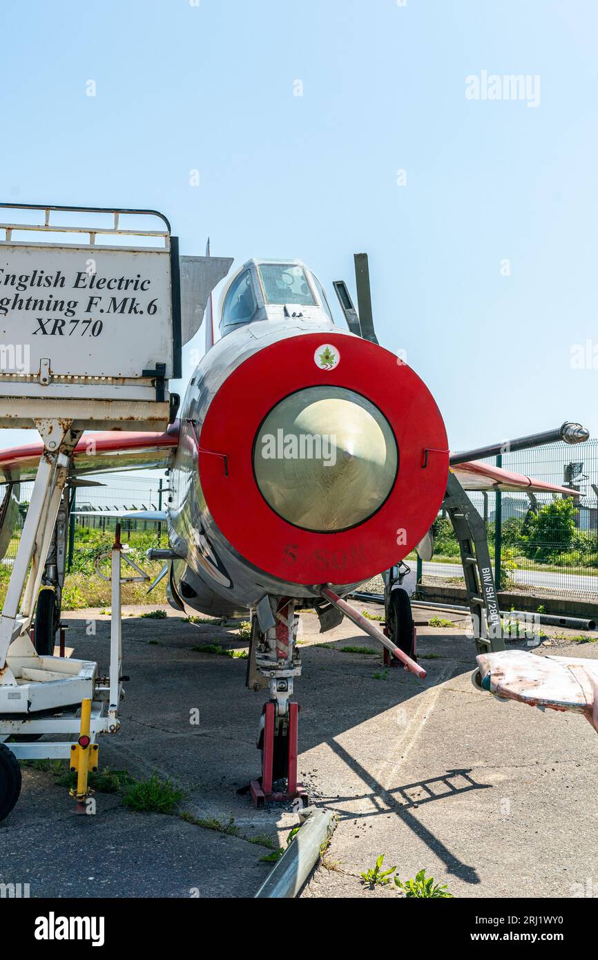 Ein Ex-RAF English Electric Lightning F6 mit Blick auf die Zuschauer im RAF Manston History Museum in Kent. Sonnig mit klarem blauem Himmel. Stockfoto