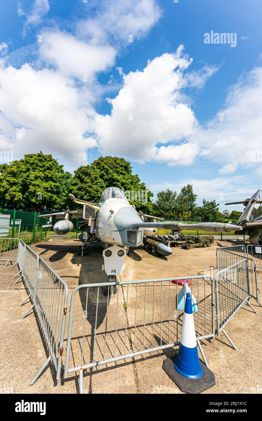 RAF-Kampfflugzeug SEPECAT Jaquar GR.3, ausgestellt vor dem RAF Manston History Museum in Kent im Sommer mit blauem Himmel über dem Himmel. Stockfoto