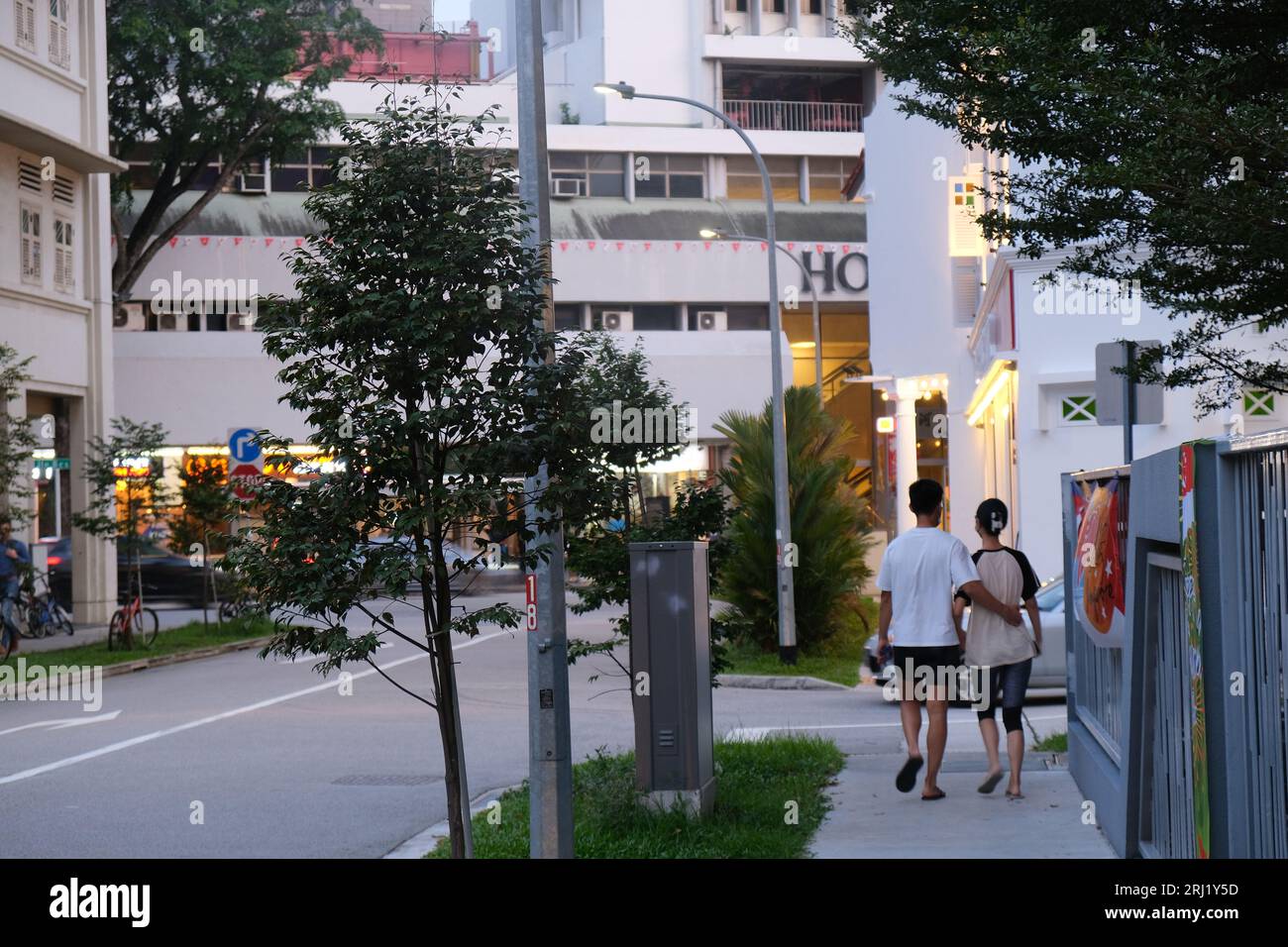 Ein Paar geht auf der Straße in Richtung Jalan Besar in Singapur. 29/08/2022 Stockfoto