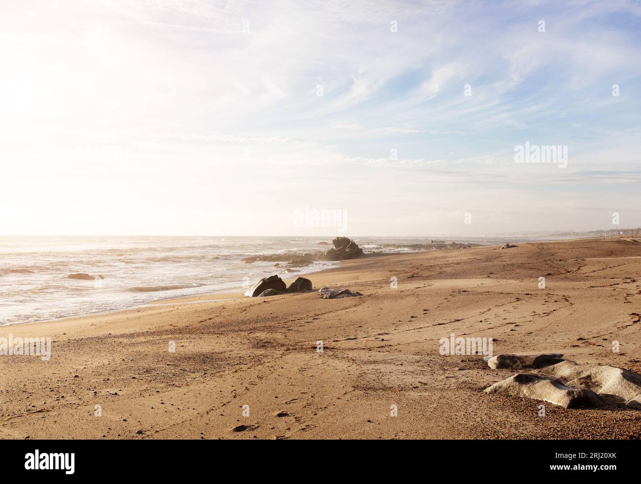 Sommerstrand am Morgen, Sonnenaufgang an der Küste, Kopierraum. Sand und Meer, blauer Himmel, draußen, Ruhe und Frieden Stockfoto