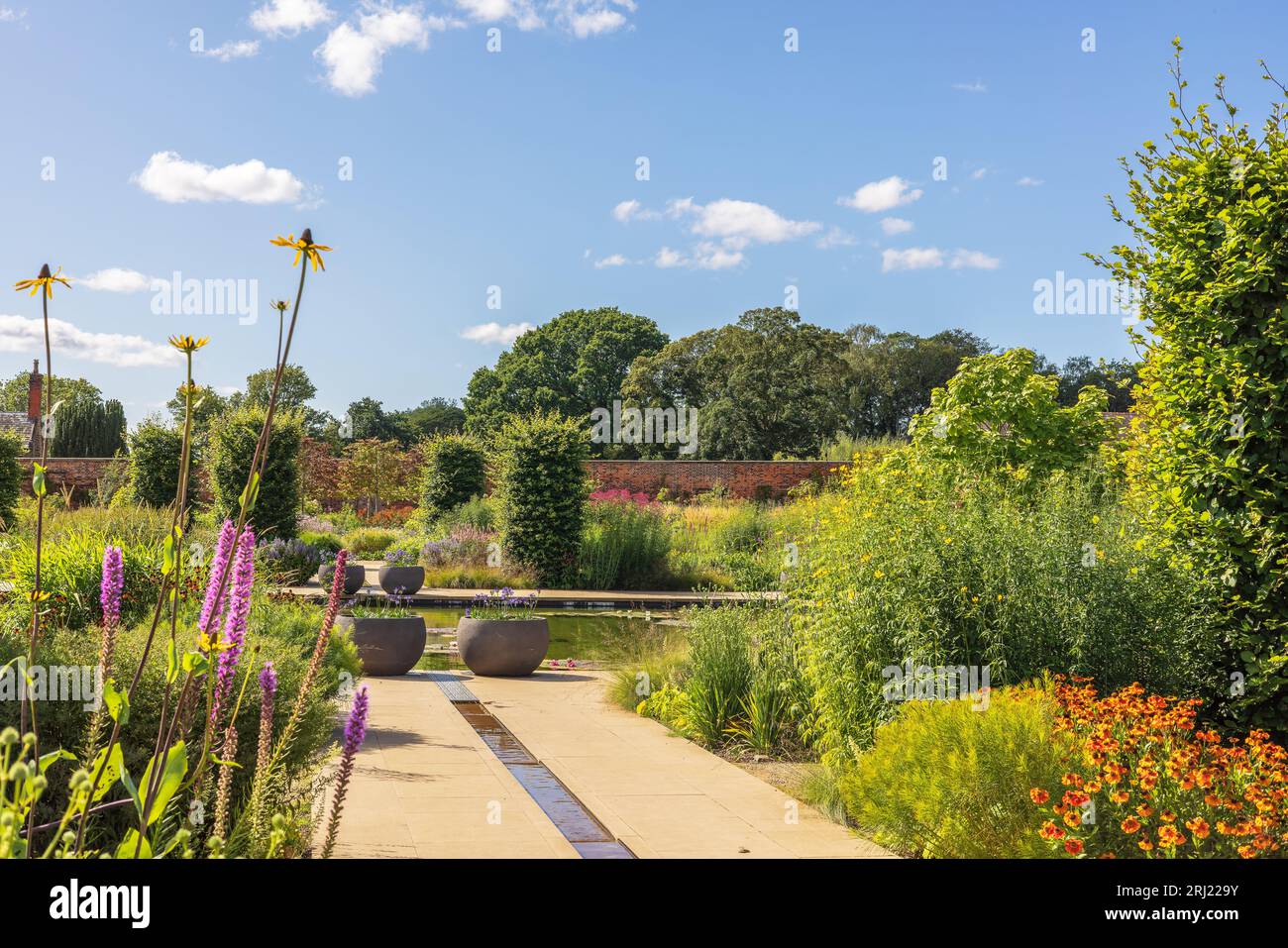 Das Wasserspiel im RHS Garden Bridgewater in Salford ist eine beliebte Attraktion eines öffentlichen Ausstellungsgartens. Stockfoto