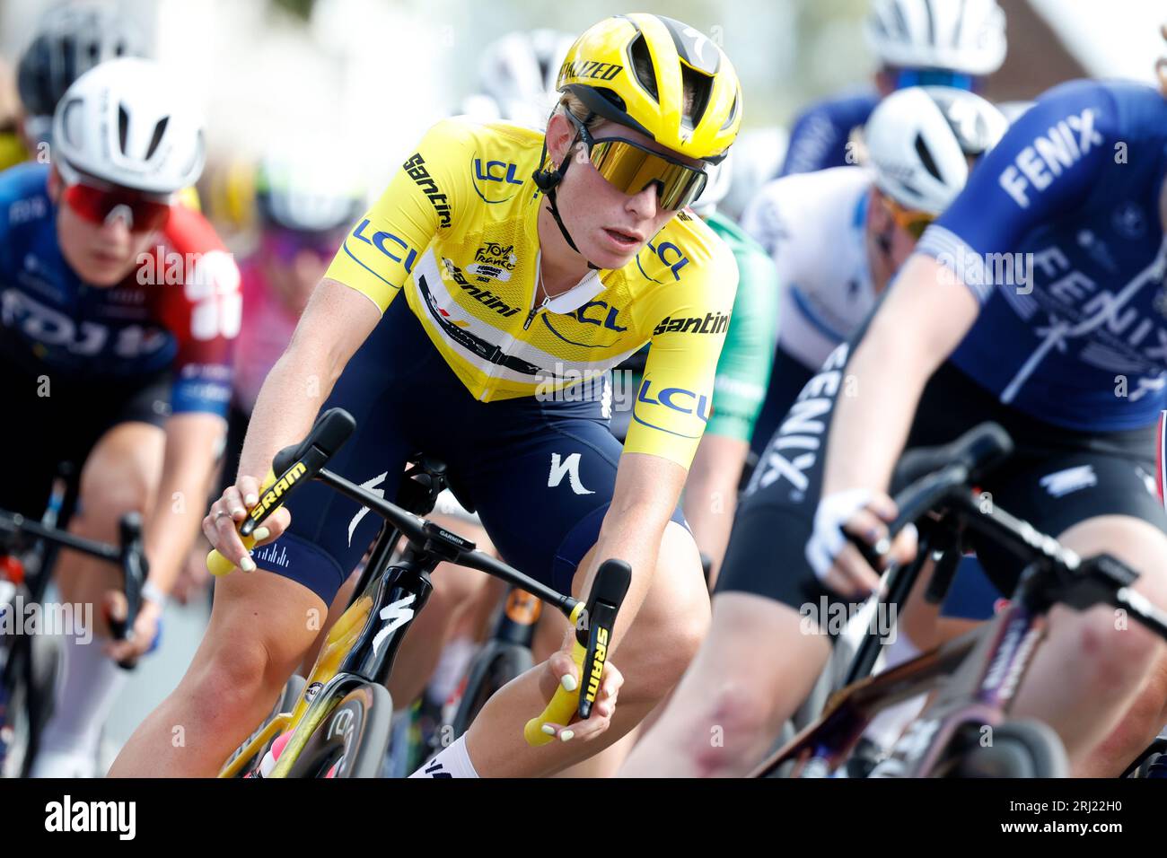 ETTEN-LEUR - Demi Vollering während der Pro-Radtour Etten-Leur. Kopecky zeigt zum ersten Mal ihr Regenbogentrikot, das sie bei den World Cycling Championships in Glasgow gewann. ANP BAS CZERWINSKI Stockfoto