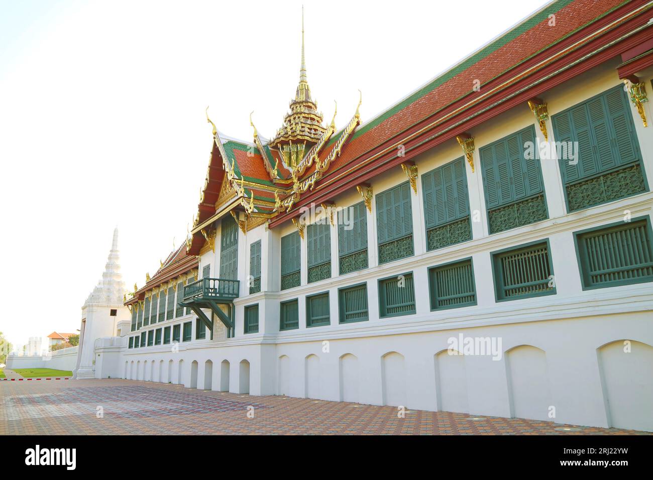 Wat Phra Kaeo oder Tempel des Smaragdbuddhas und der Blick auf den Großen Palast von außen, Phra Nakhon District, Bangkok, Thailand Stockfoto