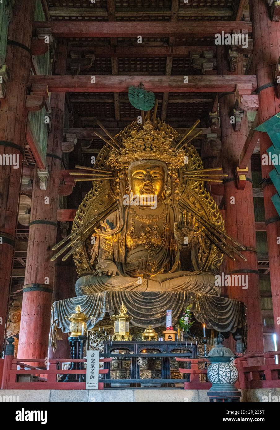 Wunderbare Statuen in der Großen Buddha-Halle im Todai-JI-Tempel in Nara, Japan. Stockfoto