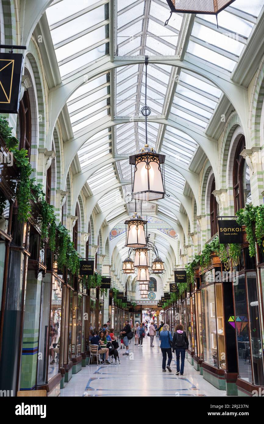 Ein Blick von innen auf die Royal Arcade mit Shoppern und Boutiquen im Zentrum von Norwich, gesehen im August 2023. Stockfoto