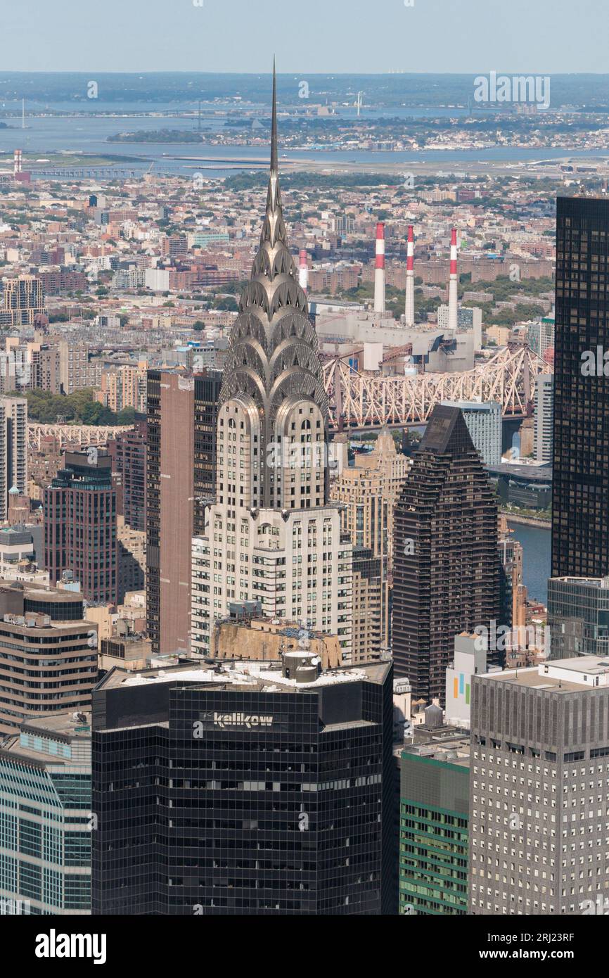 NEW YORK, USA-29. JULI 2023: Chrysler Building - Art déco-Wolkenkratzer, Manhattan, New York City, USA. Luftaufnahme. Stockfoto