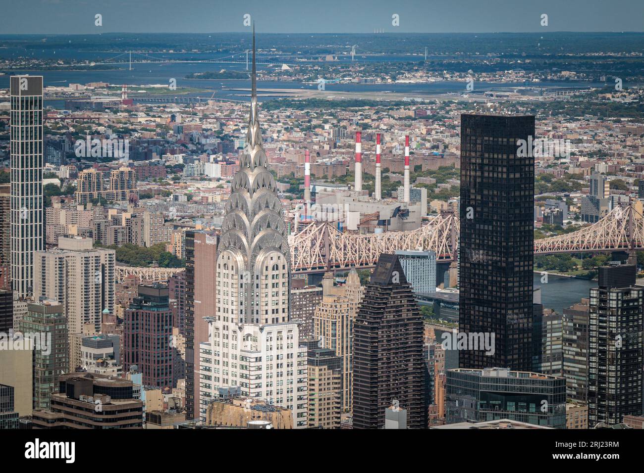 NEW YORK, USA-29. JULI 2023: Chrysler Building - Art déco-Wolkenkratzer, Manhattan, New York City, USA. Luftaufnahme. Stockfoto