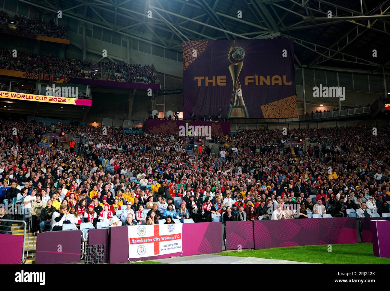 Fans auf der Tribüne während des Endspiels der FIFA Frauen-Weltmeisterschaft im Stadion Australien, Sydney. Bilddatum: Sonntag, 20. August 2023. Stockfoto