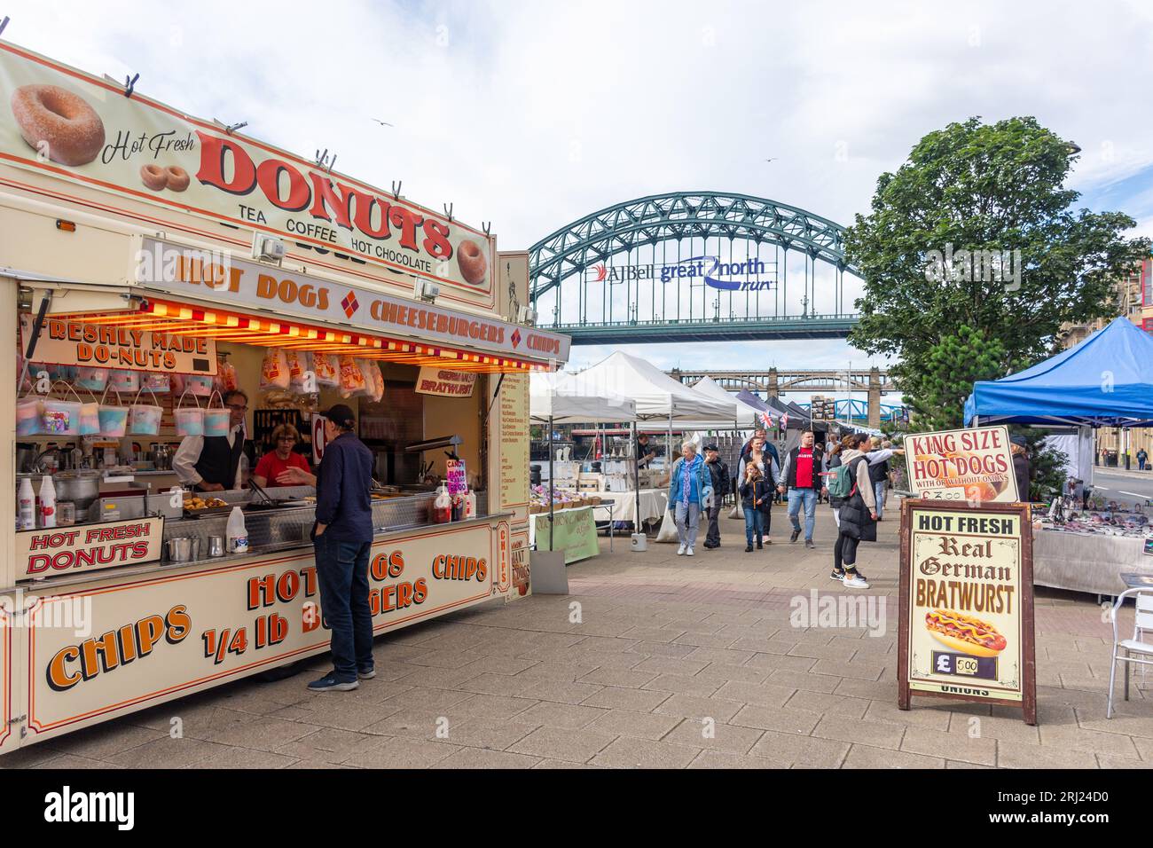 Der Quayside Sunday Market zeigt Tyne Bridge, Newcastle upon Tyne, Tyne and Wear, England, Vereinigtes Königreich Stockfoto